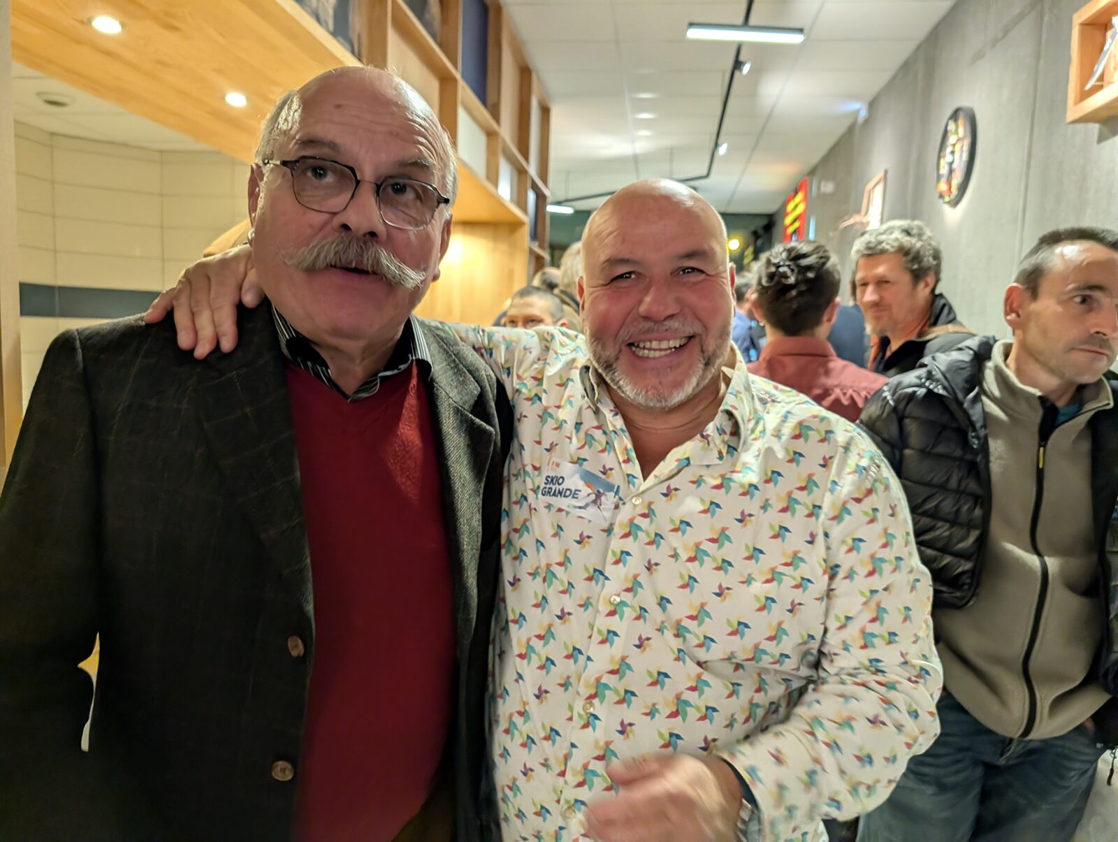 Jacky Opinel et Daniel Gaïnetdinoff, animateur de la soirée, posent ensemble dans le musée au milieu des invités
