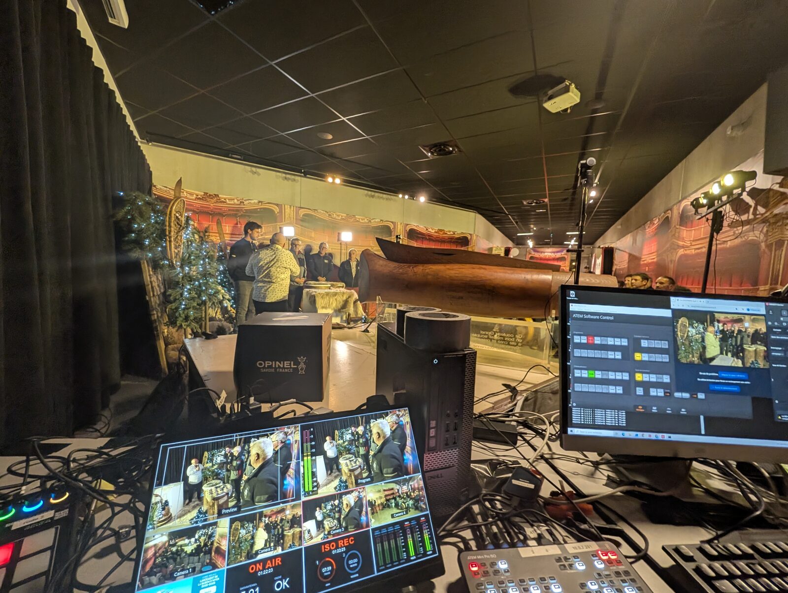 Vue depuis la régie pendant le direct : multiview des caméras avec le repère ON AIR, écran du logiciel ATEM et zone de scène du Musée Opinel en arrière-plan