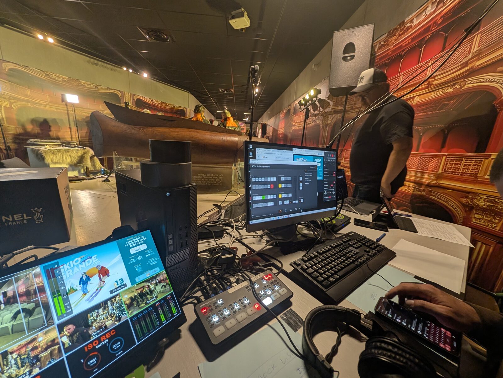 Poste de régie pendant les premiers tests : moniteur affichant le logiciel ATEM Software Control, multiview des caméras, mélangeur, clavier et casque, avec le décor du Musée Opinel autour
