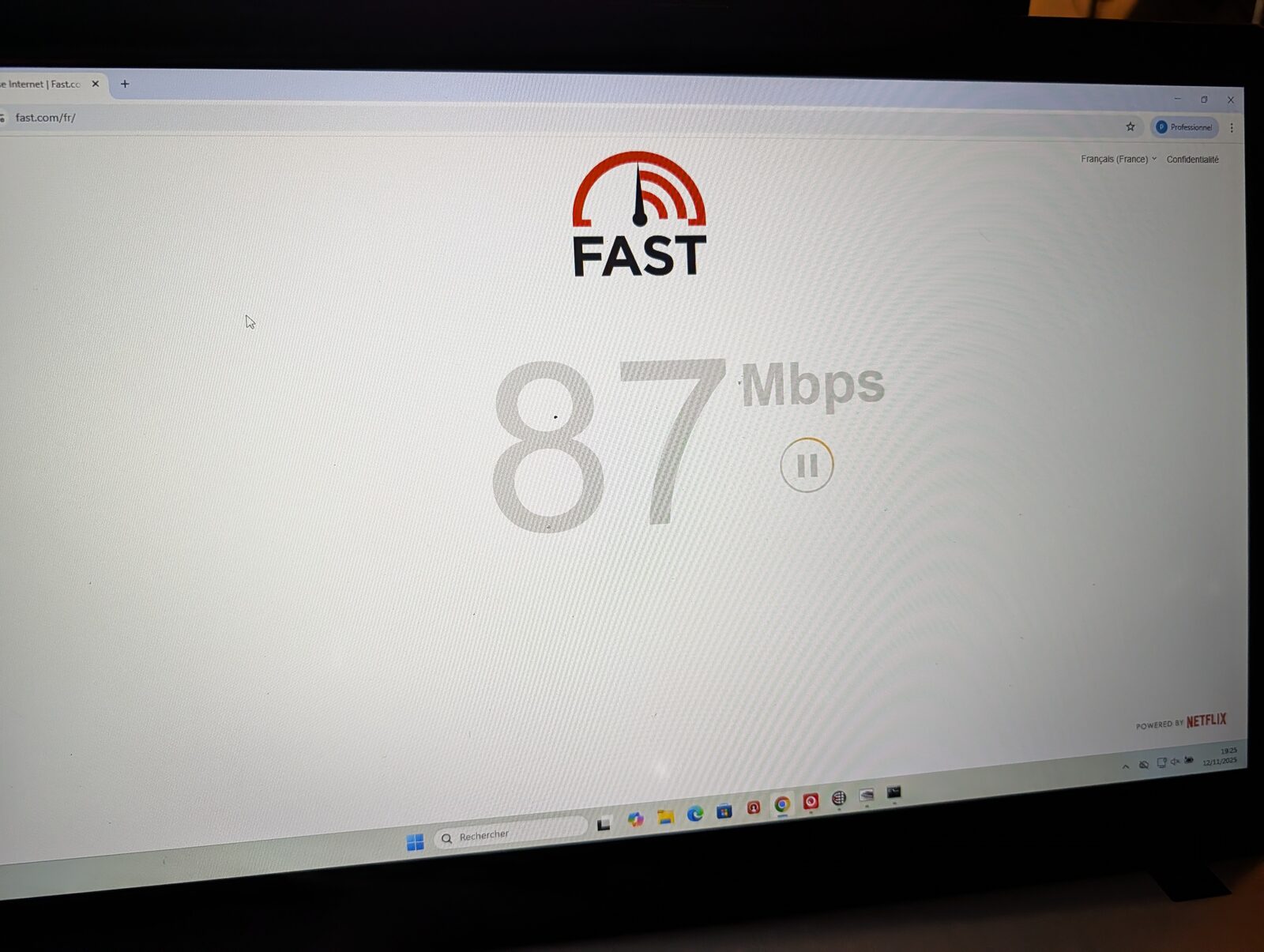 Test de débit sur le site fast.com affiché dans le navigateur d’un ordinateur du Musée Opinel : 87 Mbps