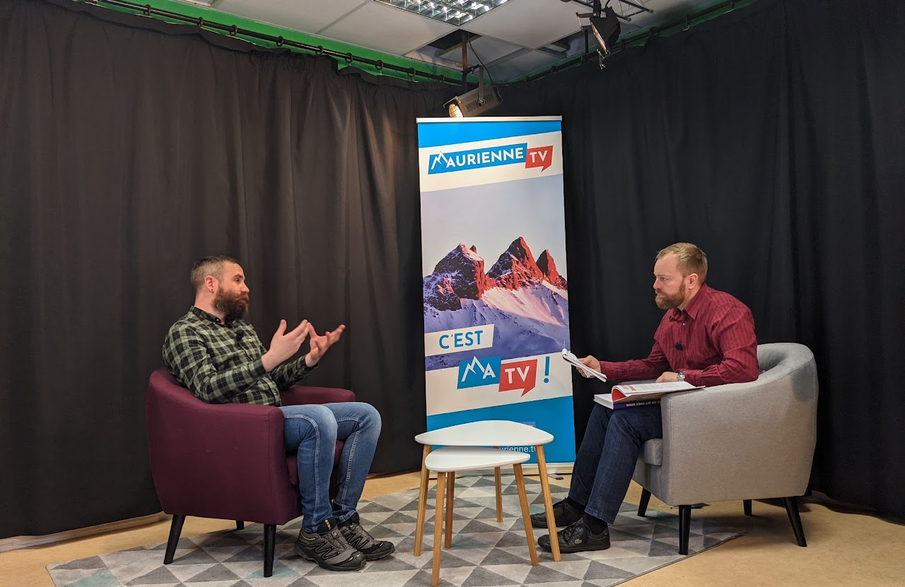 2021, interview dans le studio rénové avec Cédric, roll-up « Maurienne TV, c'est ma TV ! » de la nouvelle identité visuelle en fond.
