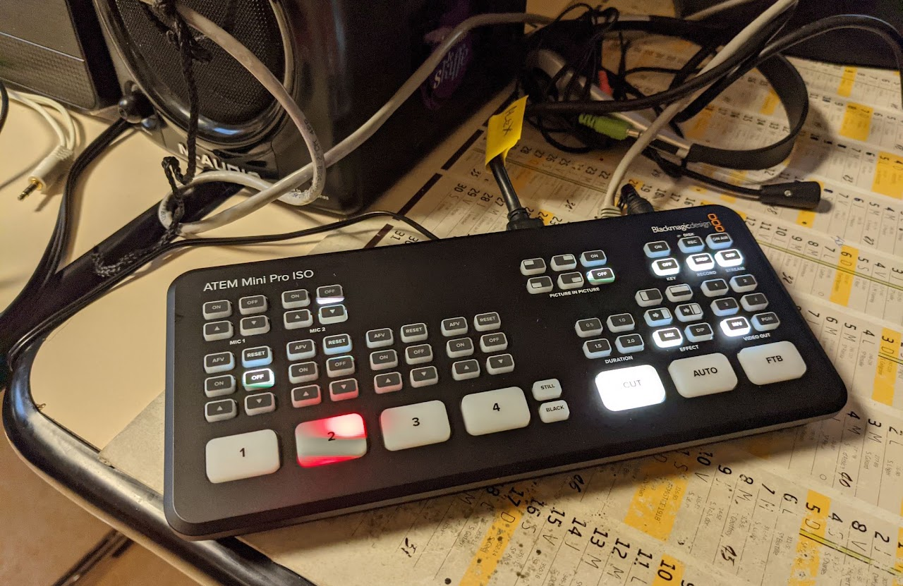 2021, la nouvelle table de mixage vidéo Blackmagic ATEM Mini Pro ISO, posée sur le bureau de montage, pour la production en direct.
