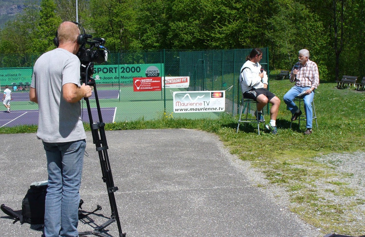 2013, tournage avec Jean-Claude, président de l'association : interview en extérieur près d'un court de tennis, banderole Maurienne TV visible sur le grillage.