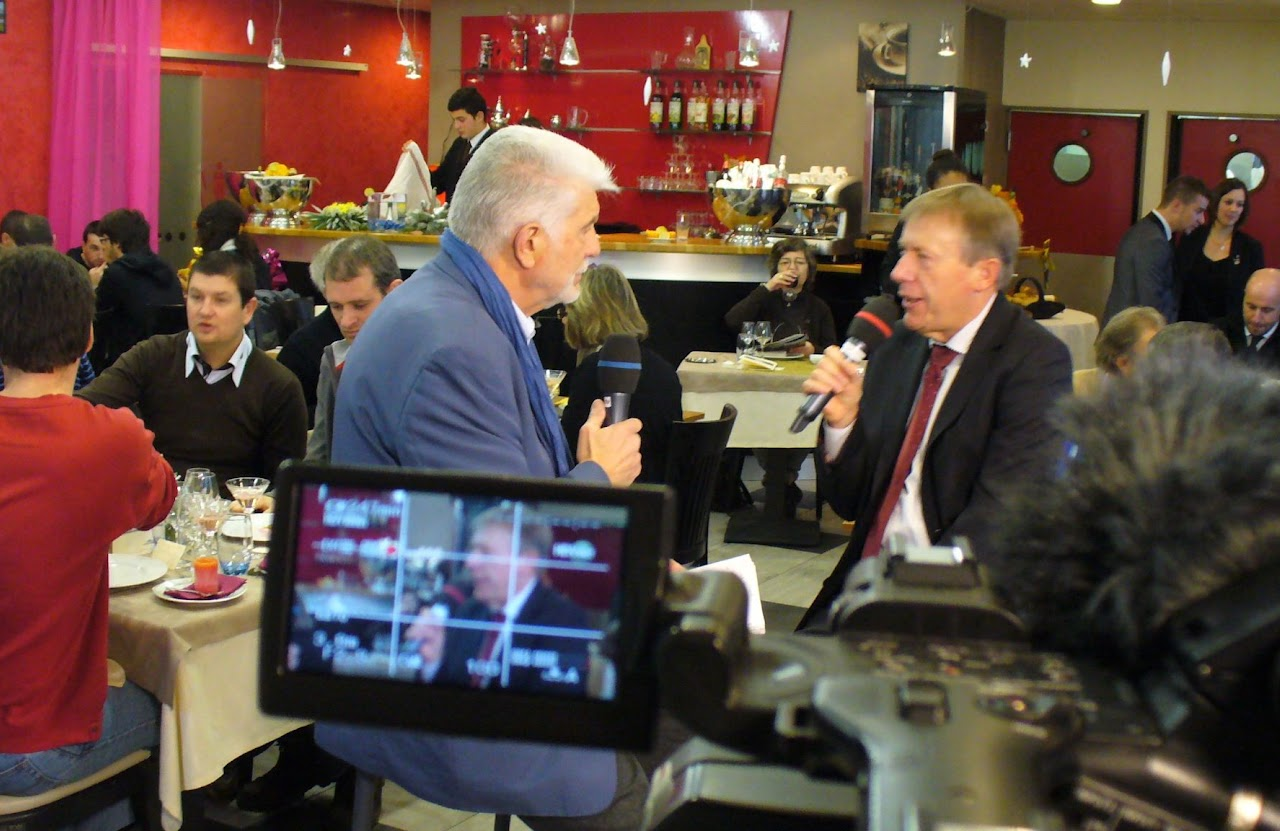 2013, tournage au lycée Paul Héroult avec Jean-Claude : interview dans la salle de restaurant d'application du lycée, décorée pour les fêtes, écran de retour caméra au premier plan.