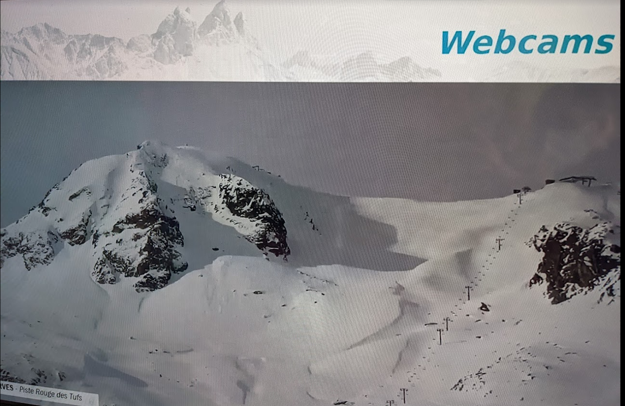 2021, écran affichant la webcam de la piste rouge des Tufs aux Aiguilles d'Arves, diffusée sur la chaîne Maurienne TV.