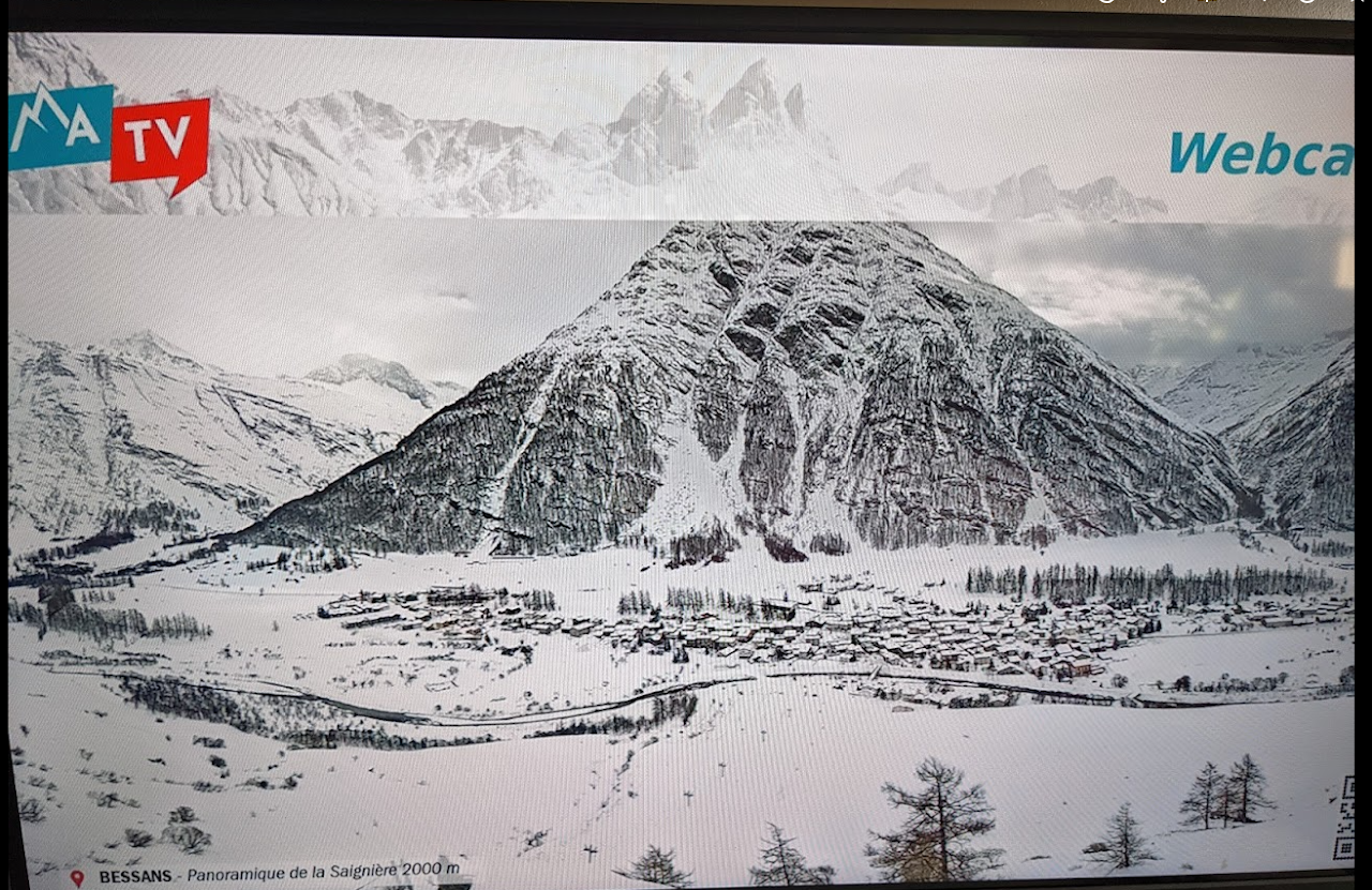 2021, écran affichant la webcam de Bessans (panoramique de la Saignière, 2000 m) diffusée sur la chaîne Maurienne TV.