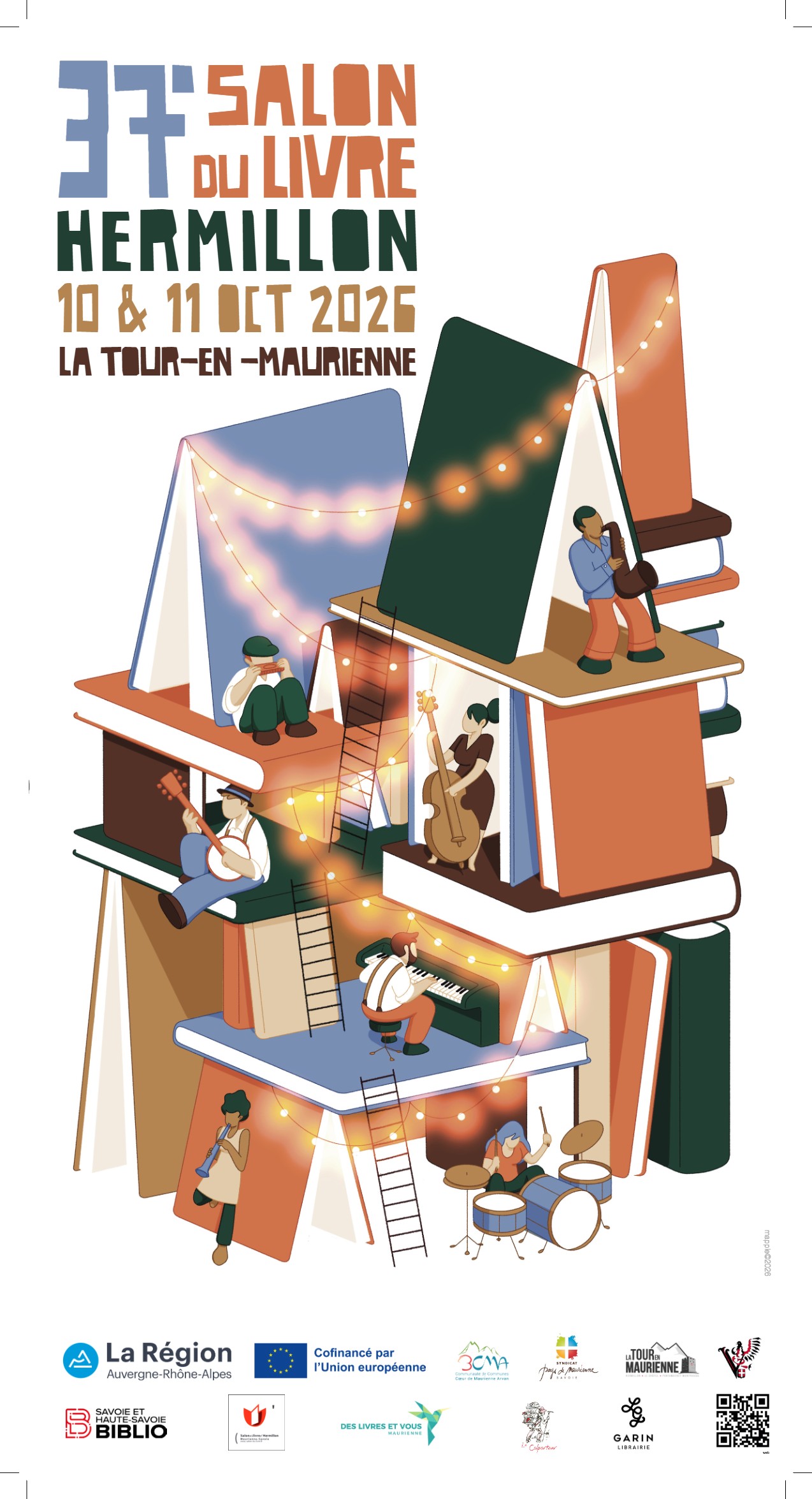 Affiche du 37e Salon du Livre d'Hermillon, 10 et 11 octobre 2026 à La Tour-en-Maurienne : une tour de livres géants où jouent des musiciens sous des guirlandes lumineuses