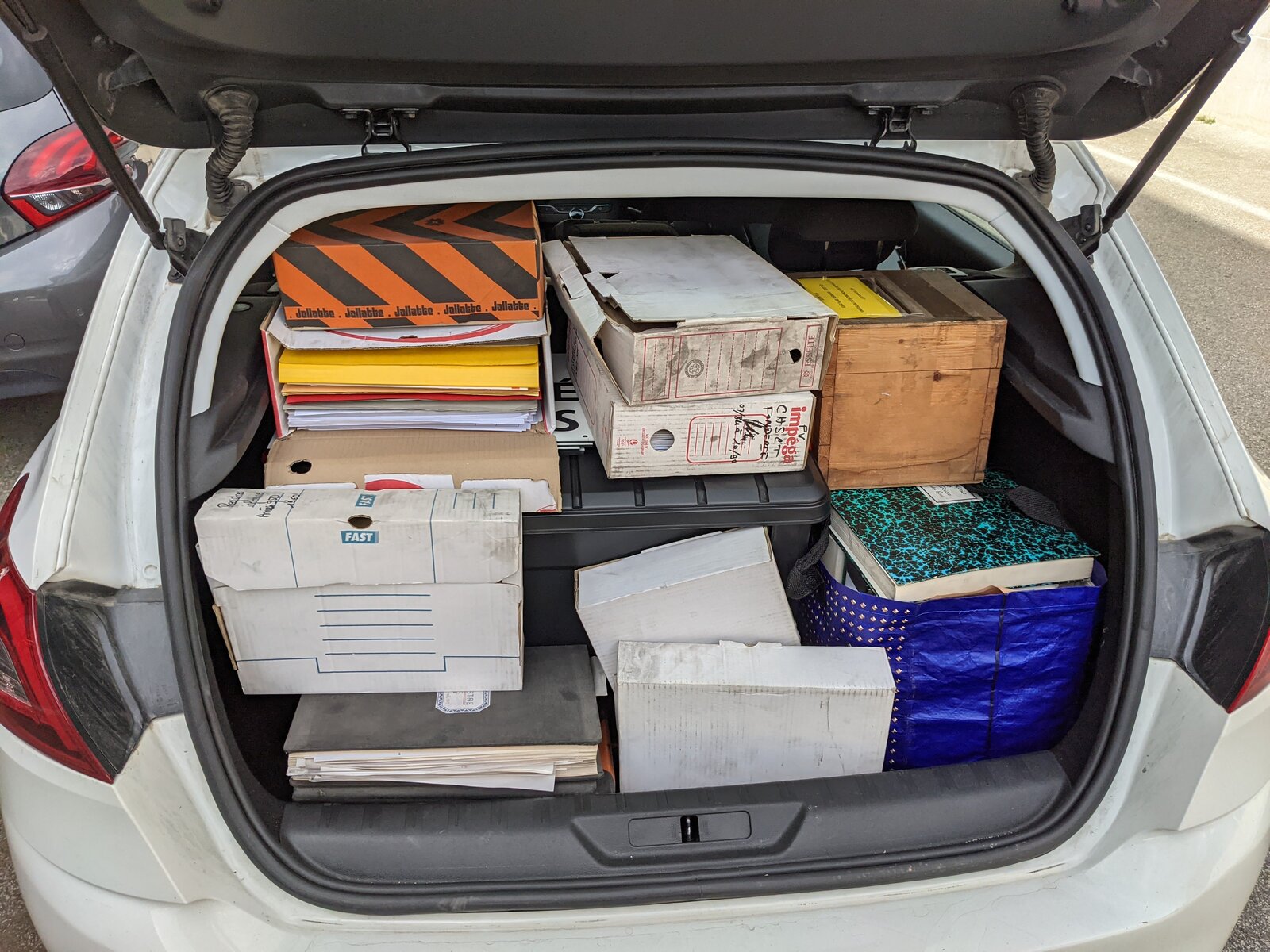 Coffre de voiture rempli de boîtes et de classeurs d'archives de Métal Temple, le 3 octobre 2021
