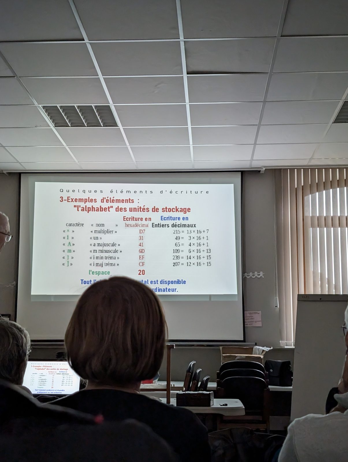 Diapositive projetée sur les unités de stockage informatique : l'octet, le mot de 16 bits et l'écriture hexadécimale des caractères