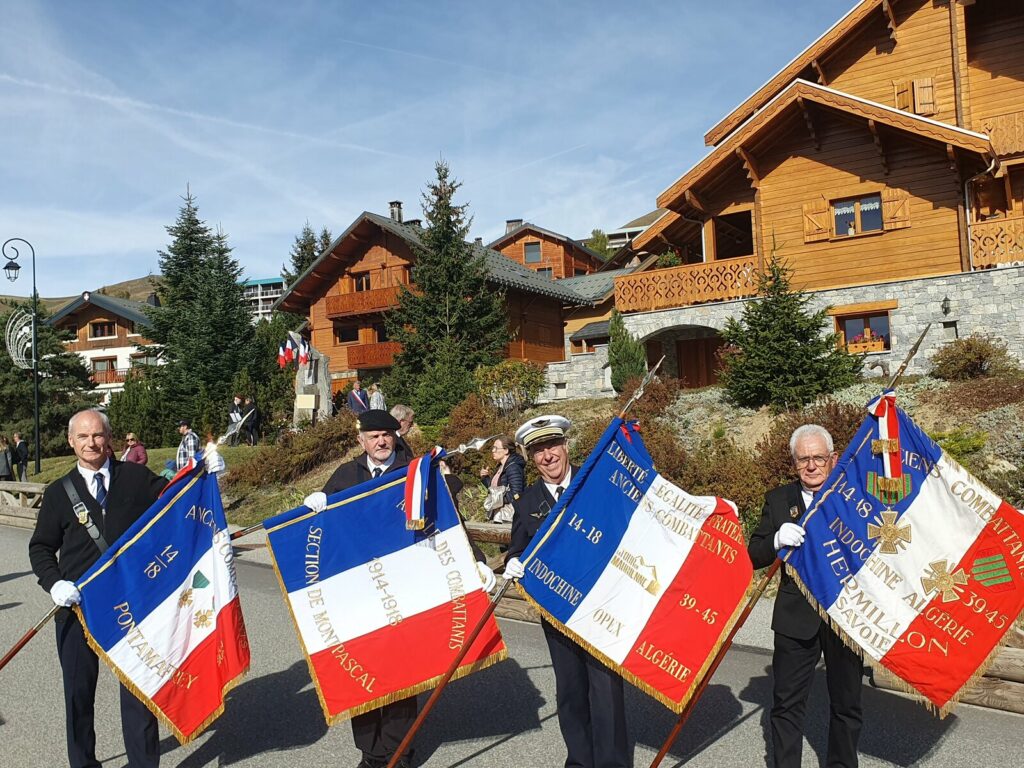 Anciens combattants et élus locaux réunis devant la stèle des parachutistes de La Toussuire