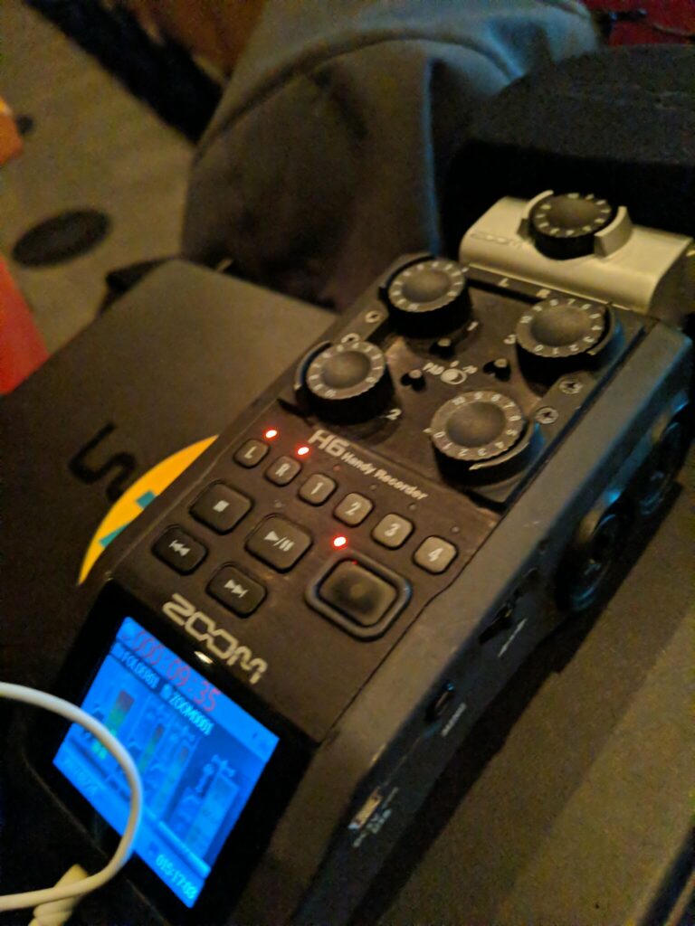 Enregistreur audio Zoom H6 en marche, voyants rouges allumés, utilisé par les bénévoles de #MauriennisezVous pour capter la conférence d'Alain Marnezy en 2020