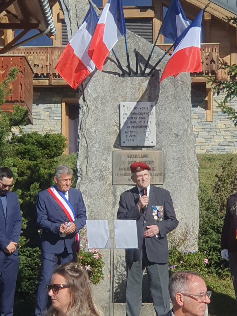 Jean-Léon Girardin, béret rouge et médailles, lit son discours au micro devant les deux plaques de la stèle, un élu en écharpe tricolore à ses côtés