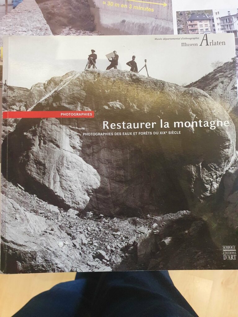 Couverture du livre Restaurer la montagne, photographies des Eaux et Forêts du XIXe siècle : trois hommes avec des appareils de mesure debout sur un énorme bloc de rocher
