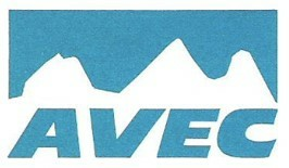 Logo de l'association AVEC : le mot AVEC en lettres bleues sous une silhouette de montagnes blanches sur fond bleu