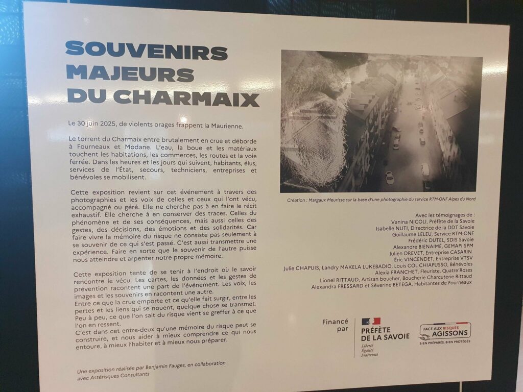 Panneau d'introduction de l'exposition Souvenirs Majeurs du Charmaix : texte sur la crue du 30 juin 2025, vue aérienne d'une rue inondée et liste des témoins