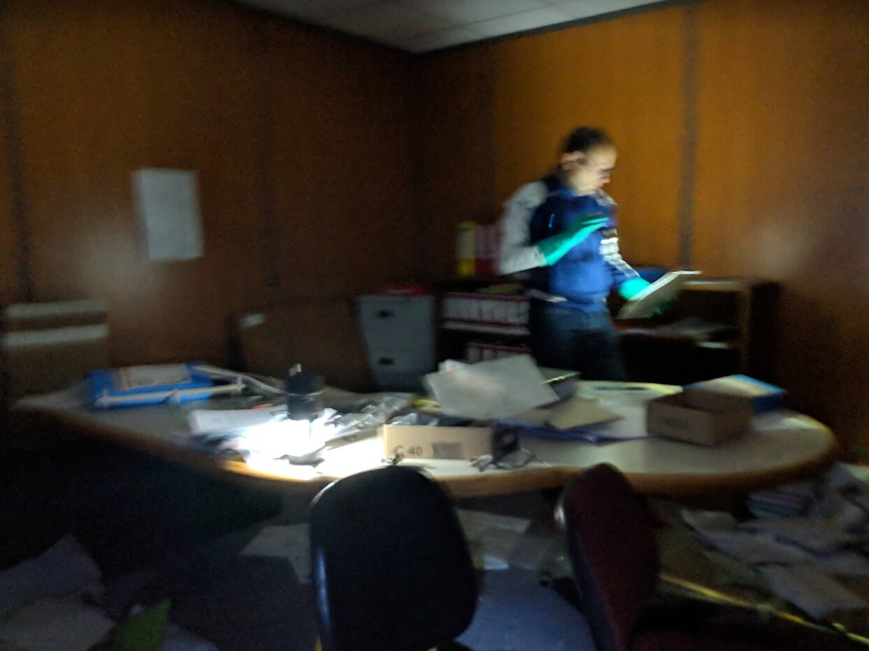 Florian trie des documents à la lampe dans le bureau du directeur de l'usine Métal Temple