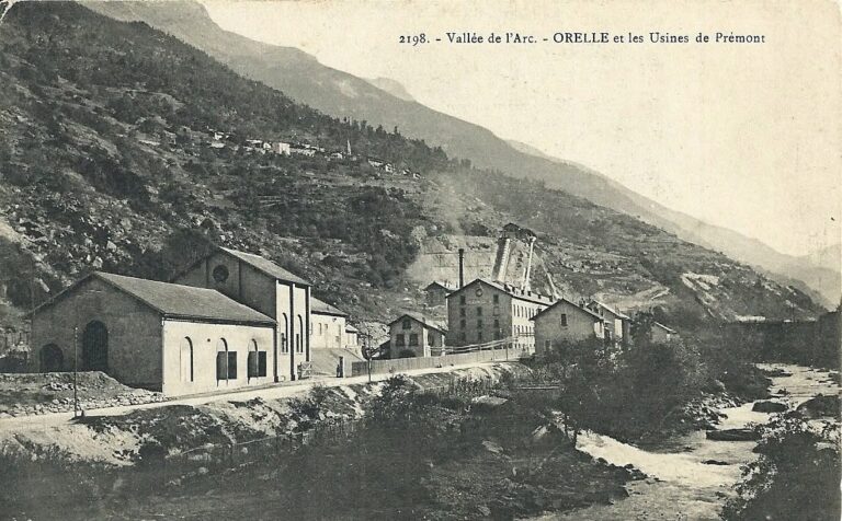 Carte postale ancienne de l'usine de Prémont à Orelle : bâtiments au bord de l'Arc et village d'Orelle sur le versant
