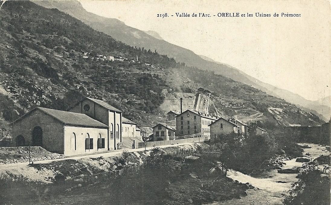 Carte postale ancienne de l'usine de Prémont à Orelle : bâtiments au bord de l'Arc et village d'Orelle sur le versant